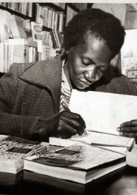 Carolina Maria de Jesus durante noite de autógrafos do lançamento de seu livro Quarto de Despejo, São Paulo, em 1960.
